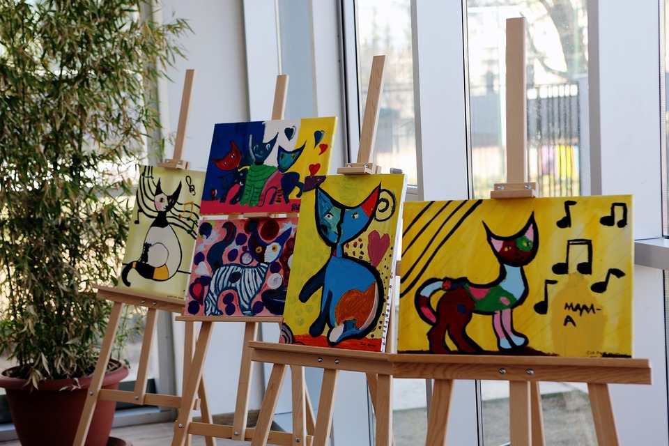 student artworks of cats on easels - Image by poverss from Pixabay
